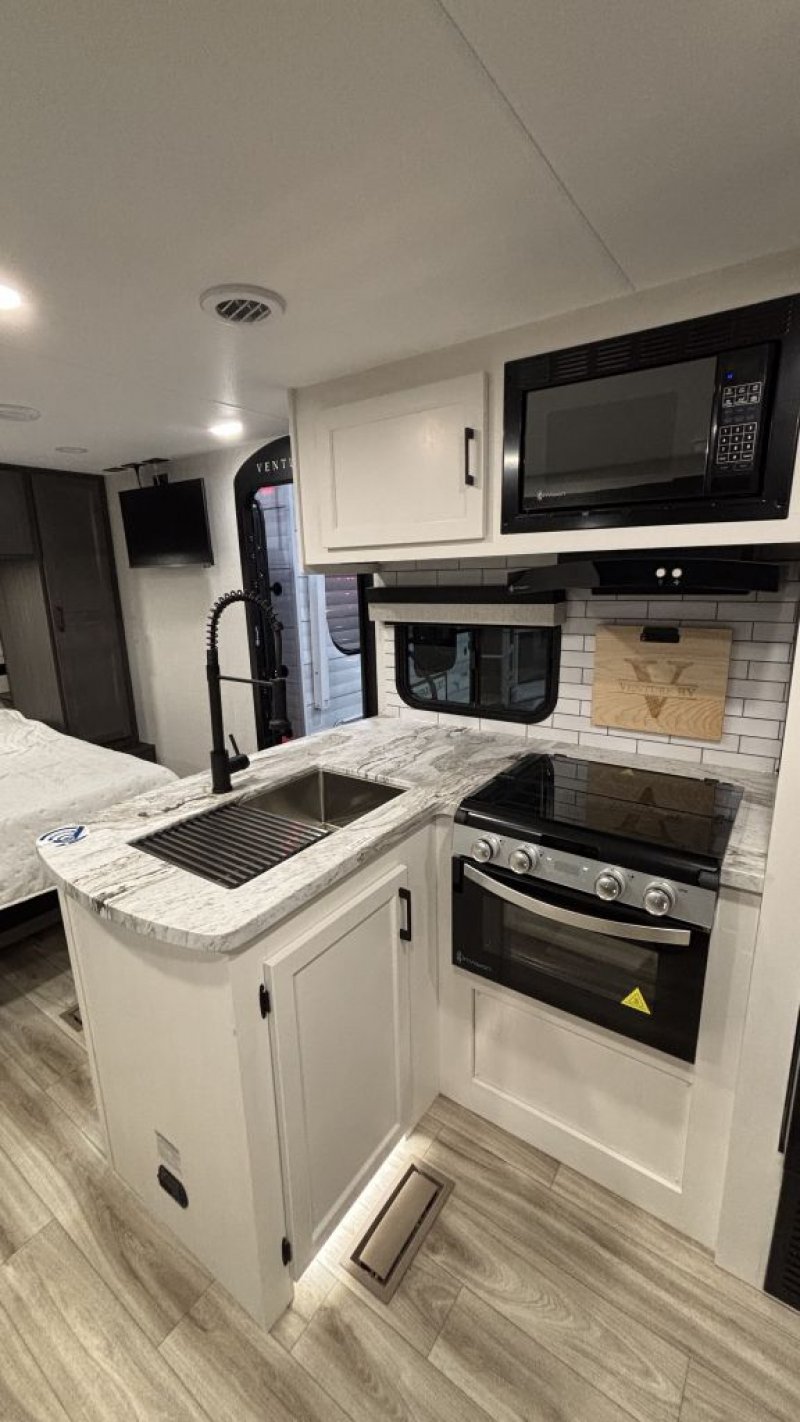 2026 VENTURE RV STRATUS 211VBH