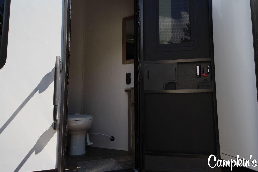 2022 FOREST RIVER CHEROKEE ARCTIC WOLF 3770 SUITE