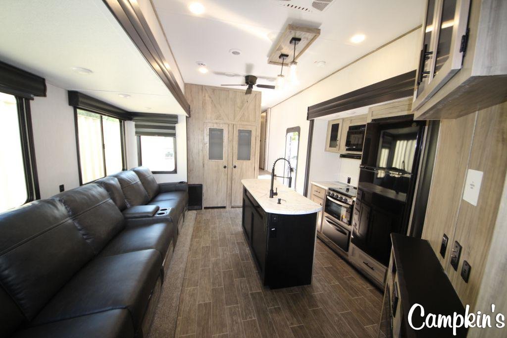 2022 FOREST RIVER CHEROKEE ARCTIC WOLF 3770 SUITE